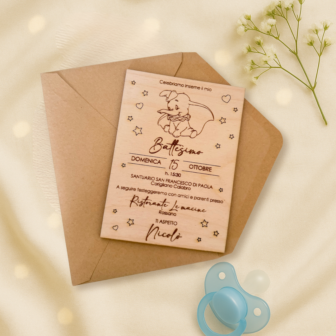 Invito battesimo in legno taglio laser - dumbo - personalizzabile