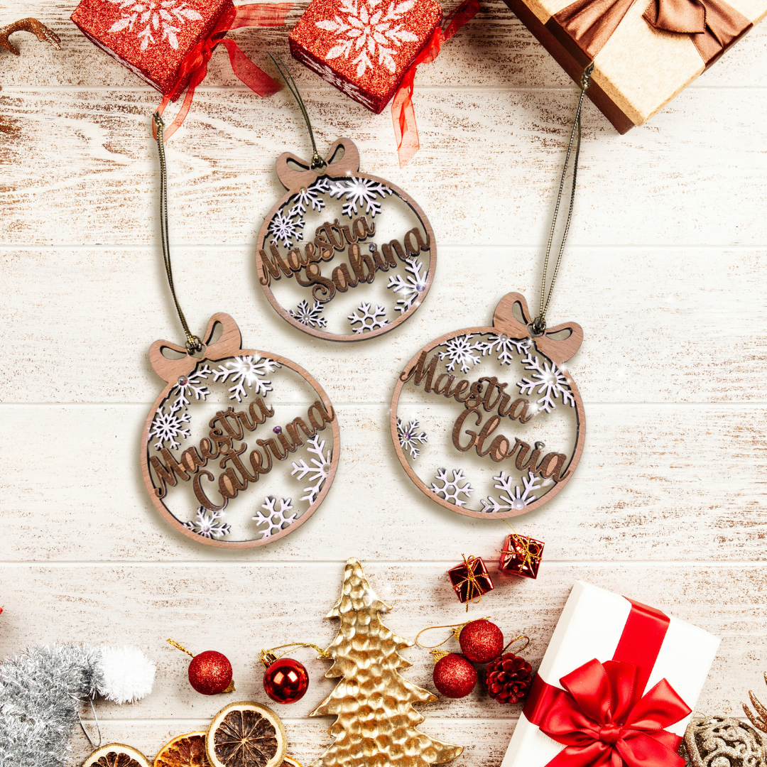 Pallina di natale in legno di betulla taglio laser - regalo alle maestre mod. 3 - personalizzabile