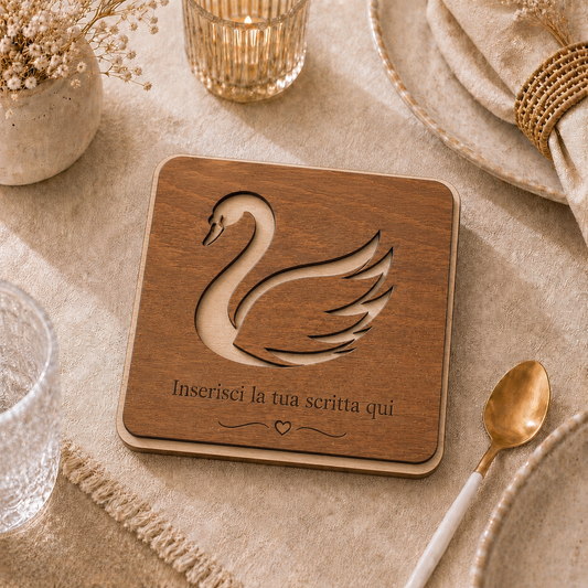 Sottopentola in Legno con cigno Intagliato – Eleganza e Calore per la Tua Tavola