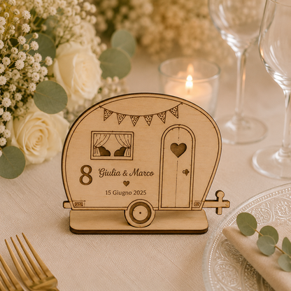 Segnatavolo Personalizzato in Legno – Tema viaggi per Matrimonio, Battesimo e Comunione