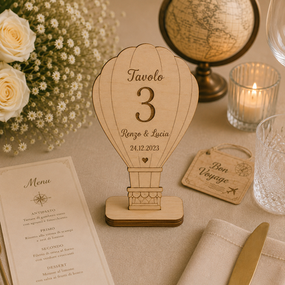 Segnatavolo Personalizzato in Legno – Tema viaggi per Matrimonio, Battesimo e Comunione