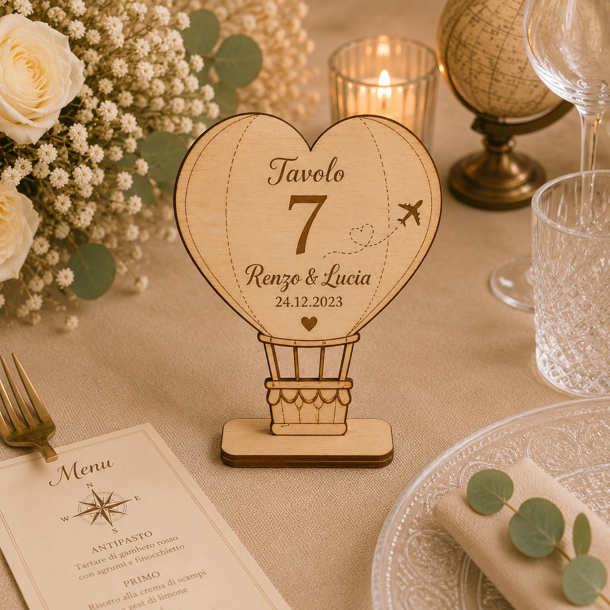 Segnatavolo Personalizzato in Legno – Tema viaggi per Matrimonio, Battesimo e Comunione