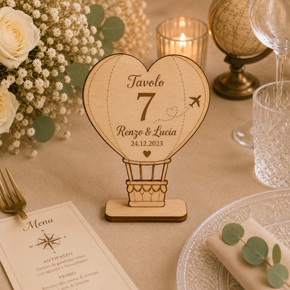 Segnatavolo Personalizzato in Legno – Tema viaggi per Matrimonio, Battesimo e Comunione