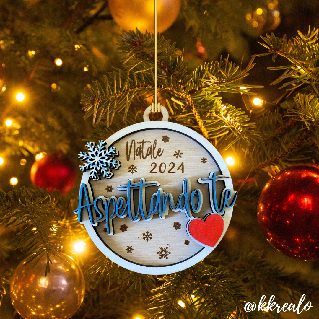 Pallina di natale in legno di betulla  taglio laser - aspettando te - mod. 4 - personalizzabile