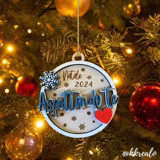 Pallina di natale in legno di betulla  taglio laser - aspettando te - mod. 4 - personalizzabile