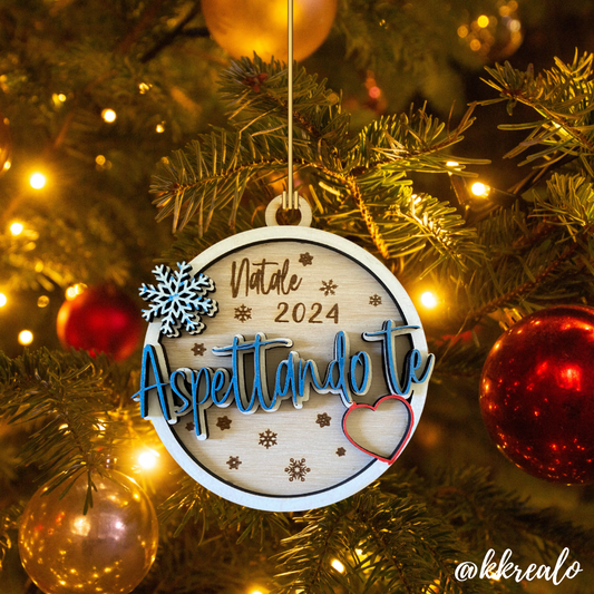 Pallina di natale in legno di betulla  taglio laser - aspettando te - mod. 3 - personalizzabile
