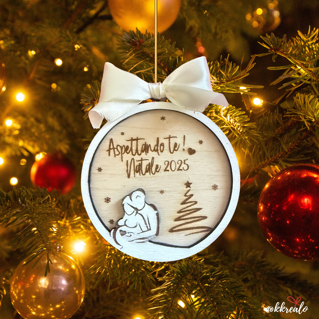 Pallina di natale in legno di betulla  taglio laser - Aspettando te  - personalizzabile