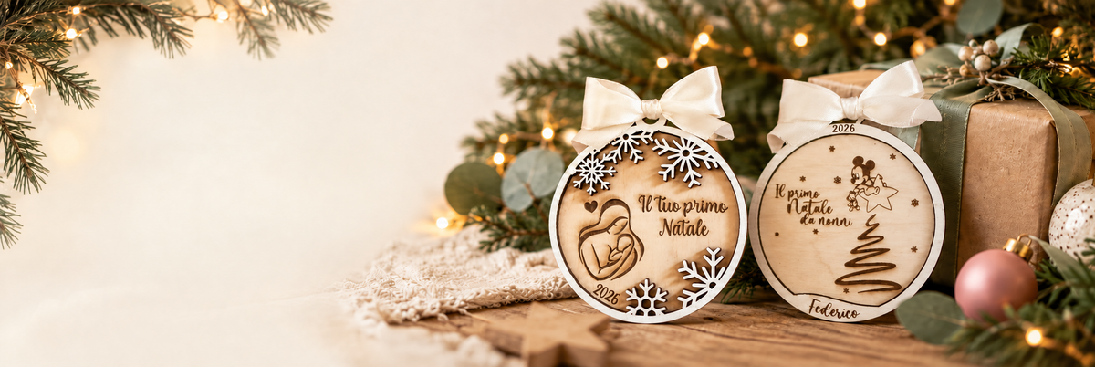 Palline in legno personalizzate Il tuo primo Natale e Il primo Natale da nonni, tra rami d'abete e lucine.